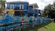 Eksterior rumah milik sepasang suami istri, Nancy Nemhauser dan Lubomir Jastrzebski di Mount Dora, Florida, 18 Juli 2018. Rumah yang dijadikan media lukisan karya Van Gogh berjudul The Starry Night ini sempat menimbulkan kontroversi. (AP/John Raoux)