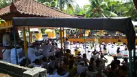 Umat Hindu menggelar persembahyangan Hari Pagerwesi di kawasan Griya Hyang Soka, Tabanan, Bali. (Liputan6.com/Dewi Divianta)