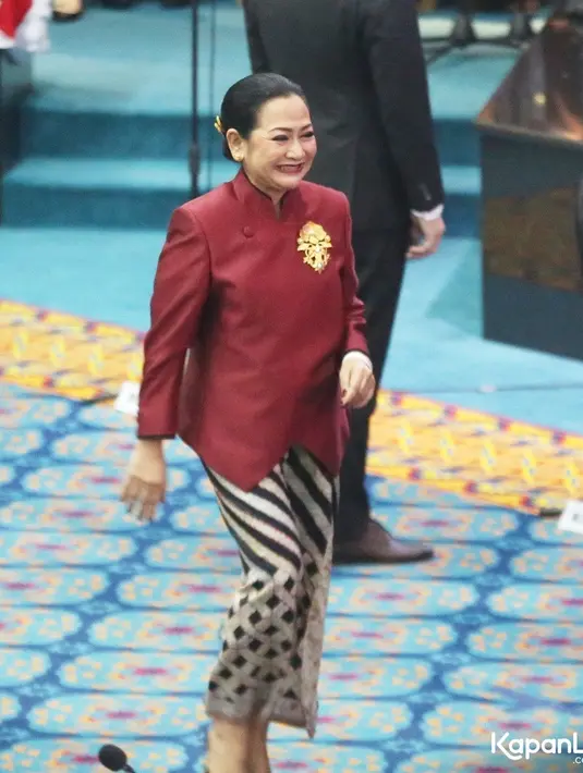 Hadiri acara pelantikan, Chica tampil kenakan kebaya janggan warna merah marun yang dipermanis dengan bros emas. [Dok/KLY/Budy Santoso].