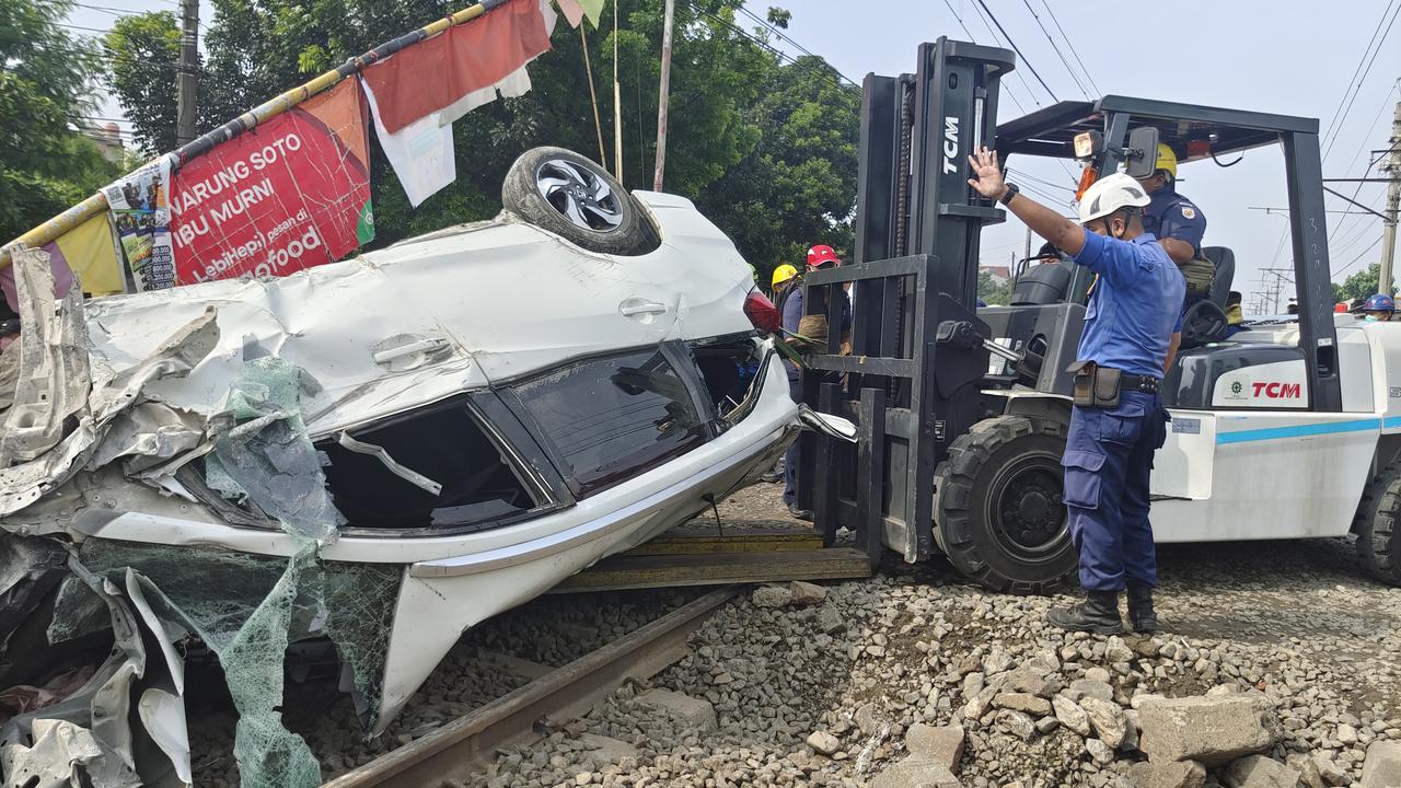 Kecelakaan di perlintasan pintu kereta manual Rawageni, Kecamatan Cipayung, Kota Depok, masih dilakukan evakuasi.