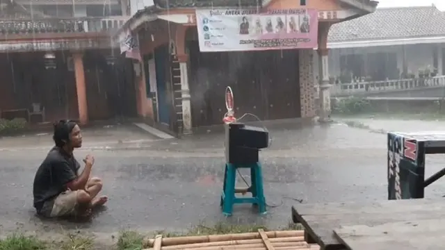 6 Kelakuan Kocak saat Orang Nonton TV Ini Bikin Ngakak