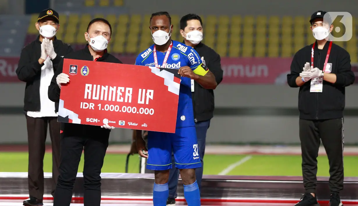Perwakilan Persib Bandung, Victor Igbonefo, mendapatkan penghargaan tim peraih peringkat dua Piala Menpora 2021 di Stadion Manahan, Solo, Minggu (25/4/2021). (Bola.com/M Iqbal Ichsan)