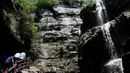 Pemandangan Ngarai Hongshi (Batu Merah) di lokasi wisata Gunung Yuntai di Wilayah Xiuwu, Provinsi Henan, China tengah (28/5/2020). Ngarai di dataran Danxia sepanjang 1,5 kilometer tersebut memiliki batu pasir berwarna kemerahan. (Xinhua/Zhu Xiang)