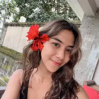 Adinda Thomas, bintang film KKN yang dikenal hobi naik gunung juga gemar tampil dengan riasan natural alias flawless makeup. Dengan hiasan bunga saja, sudah cantik maksimal ya! (Foto: Instagram @adindathomas)