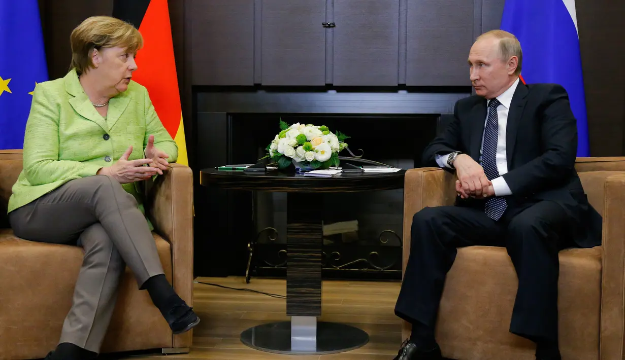 Angela Merkel (kiri) dan Vladimir Putin saat menggelar pertemuan di Sochi, Rusia, Selasa (2/5). Pembicaraan mengenai konflik di Ukraina yang dilakukan kedua pemimpin itu membahas proses menuju ke arah gencatan senjata. (AP Photo)