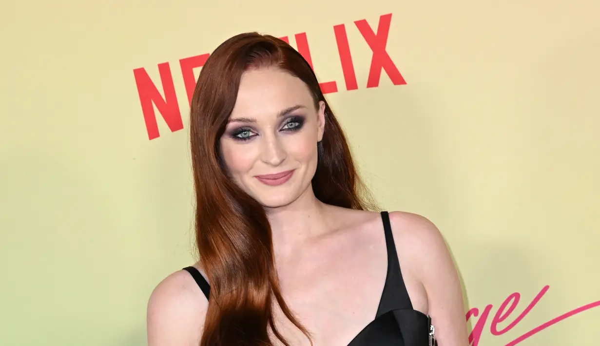 Sophie Turner berpose saat menghadiri pemutaran perdana film "Do Revenge," di Netflix di Vine TUDUM Theater di Los Angeles, California, Rabu, 14 September 2022. Bintang Game Of Thrones itu membiarkan rambut pirangnya tergerai diselipkan di belakang satu telinga dan ditata dalam gelombang Old Hollywood yang glamor. (Photo by Patrick T. FALLON / AFP)
