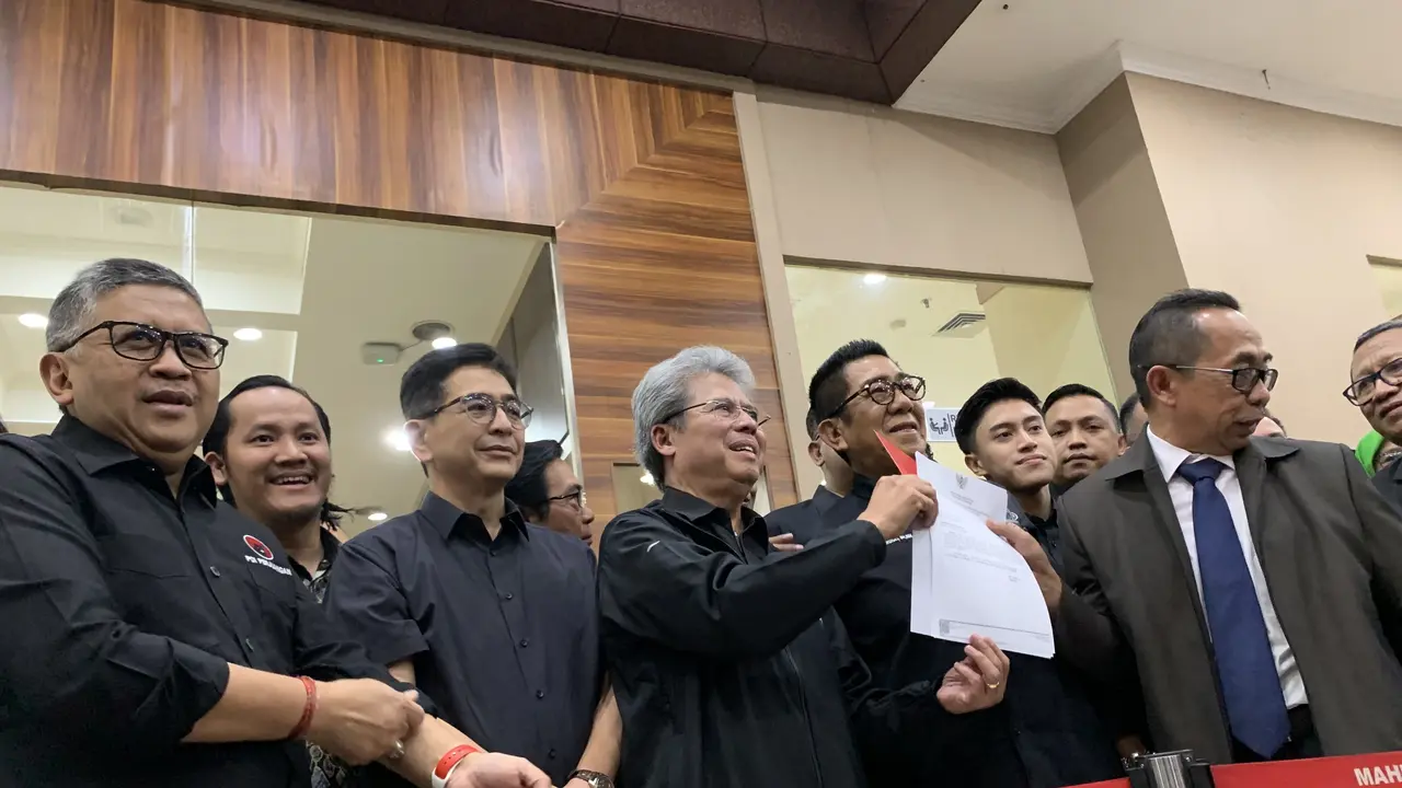 Deputi hukum Tim Pemenangan Nasional (TPN) Ganjar Pranowo dan Mahfud Md, resmi mendaftarkan gugatan permohonan perkara Perselisihan Hasil Pemilihan Umum (PHPU) 2024 ke Mahkamah Konstitusi (MK), Sabtu (23/3/2024) (Liputan6.com/Delvira Hutabarat)