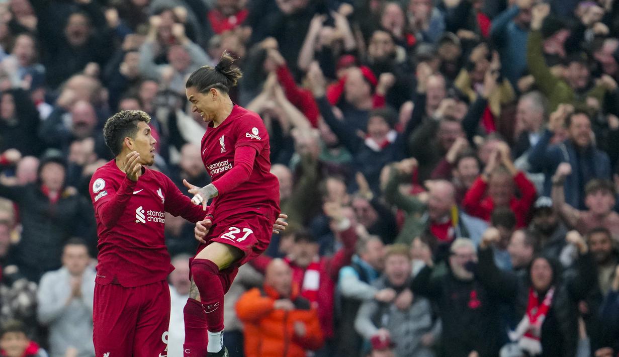 Selebrasi striker Liverpool, Roberto Firmino (kiri) bersama rekannya Darwin Nunez setelah mencetak gol penyeimbang 2-2 ke gawang Arsenal pada laga lanjutan pekan ke-30 Liga Inggris 2022/2023 di Anfield Stadium, Liverpool, Minggu (9/4/2023) malam WIB. (AP Photo/Jon Super)