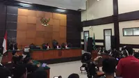 Jonru Ginting menghadapi vonis dari hakim (Liputan6.com/ Muhammad Radityo Priyasamoro)