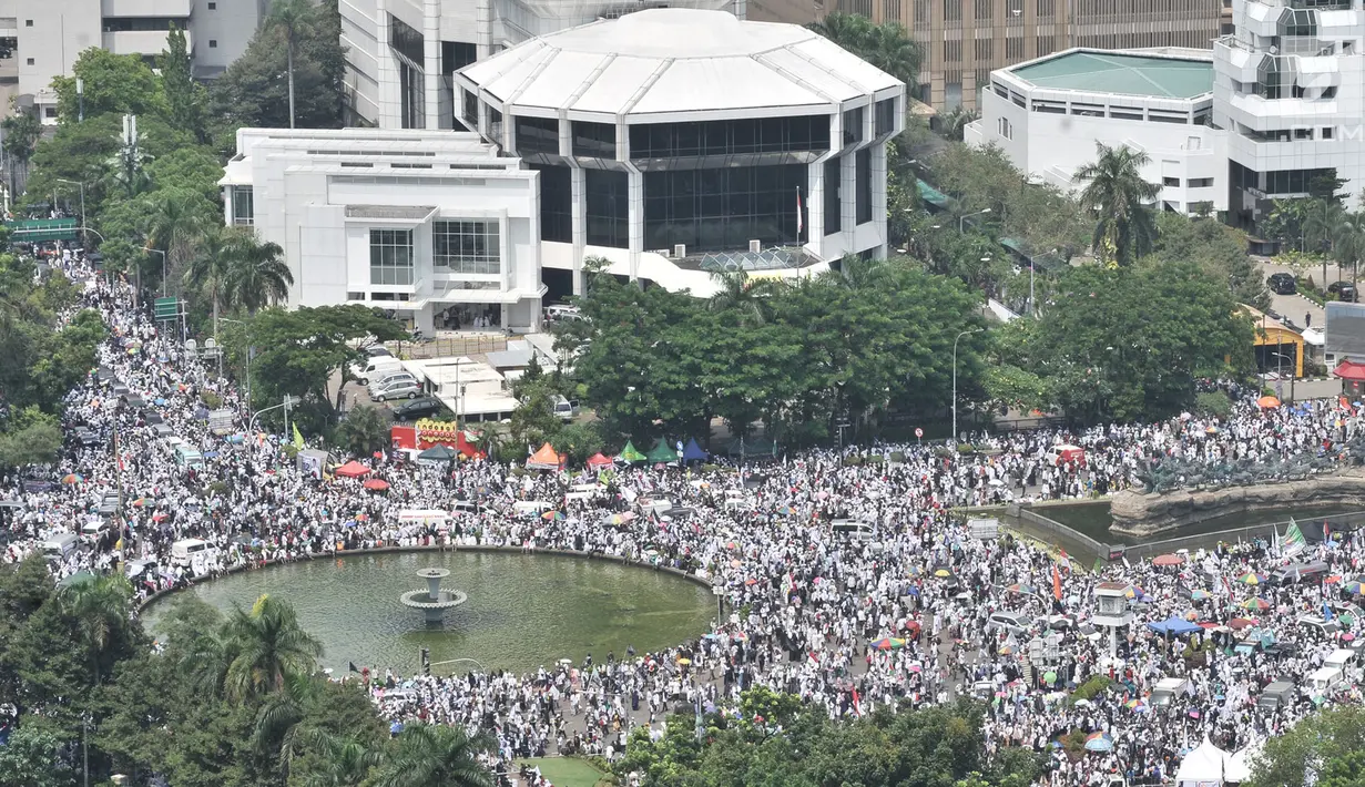 Umat muslim mengikuti aksi reuni 212 di sekitar Patung Kuda, Jakarta, Minggu (2/12). Penyelenggaraan reuni ini merupakan kali kedua setelah juga dilakukan pada 2017. (Merdeka.com/Iqbal S. Nugroho)
