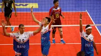 Tim putra Jakarta BNI Taplus bangkit dari keterpurukan dengan menundukkan Jakarta Elektrik PLN pada laga lanjutan Proliga 2017 di  GOR Kertajaya, Surabaya, Sabtu (11/3/2017). (Bola.com/Fahrizal Arnas)