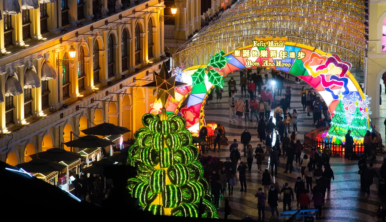 Suasana saat para wisatawan menyaksikan dekorasi Natal di Largo Do Senado, Makau, China, 22 Desember 2020. Largo do Senado atau Senado Square merupakan area perbelanjaan yang terkenal di Makau. (Xinhua/Cheong Kam Ka)