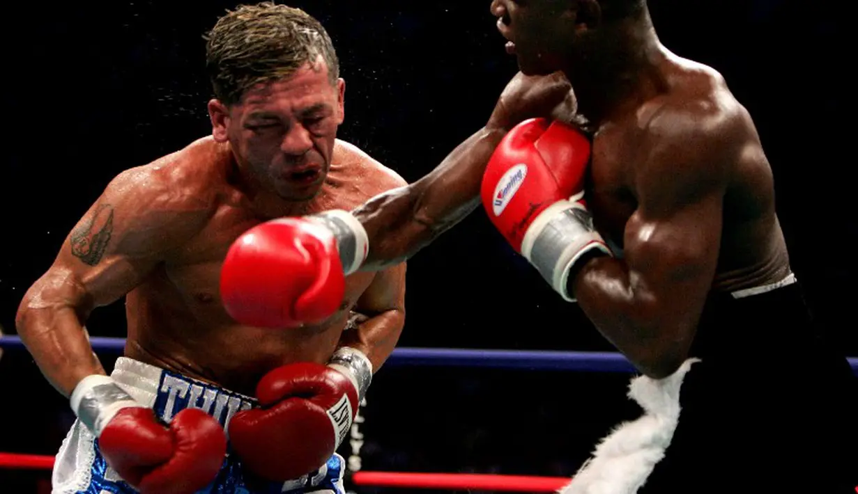 Floyd Mayweather Jr. setelah mengalahkan Arturo Gatti dengan TKO ronde 6 untuk merebut gelar juara dunia Kelas Ringan Super WBC. 25 Juni 2005. (AFP)