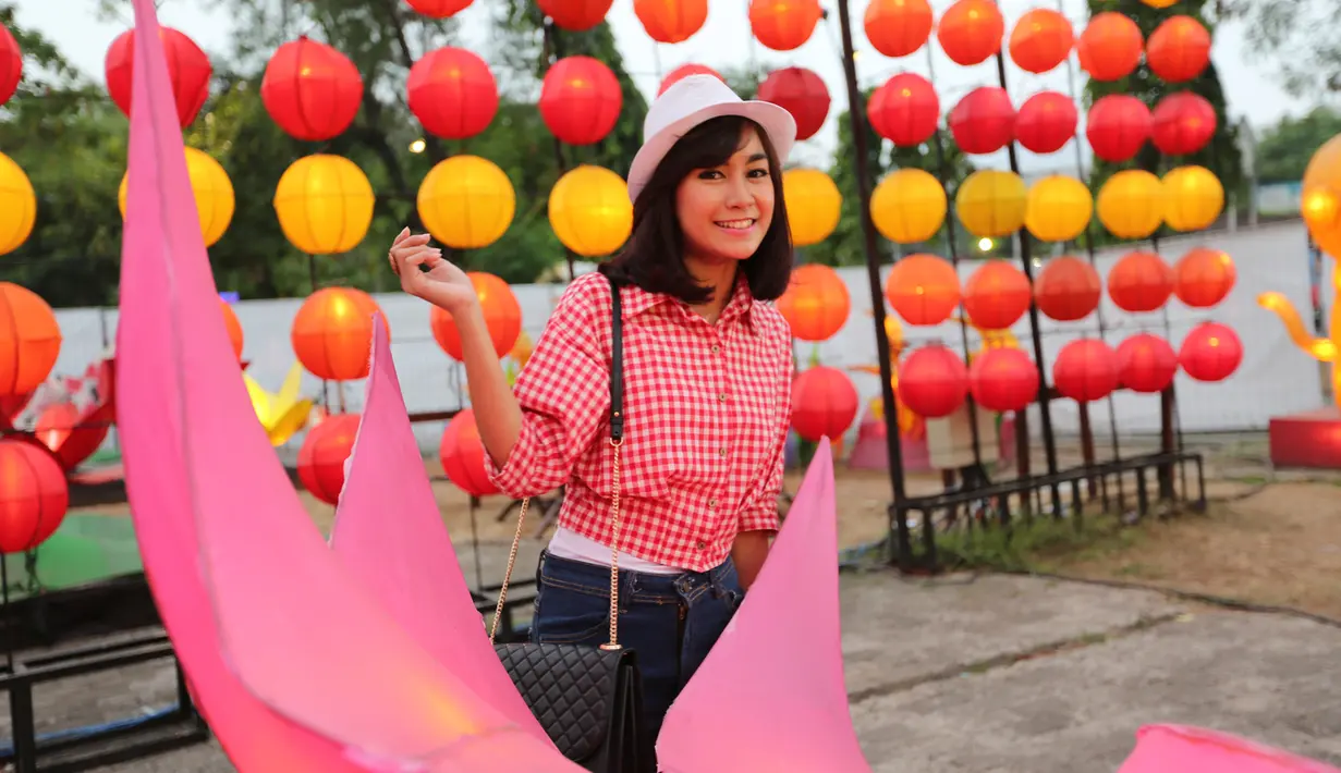 Saat berkeliling Anisa tak bisa berkonsentrasi karena banyak pengunjung yang minta berfoto dengannya. (Nizar Zulmi/Bintang.com)