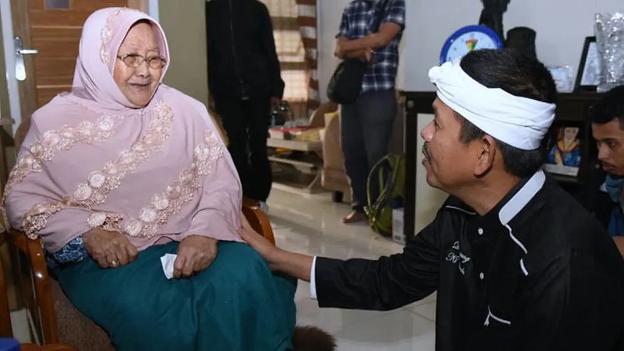 Dedi Mulyadi Beri Semangat Moral Ibu Rokayah