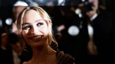 Aktris Lily-Rose Depp saat tiba untuk pemutaran film "The Idol" dalam Festival Film Cannes ke-76 di Cannes, Prancis Selatan, pada 22 Mei 2023. (LOIC VENANCE/AFP)