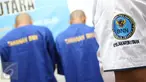 Petugas BNN menunjukkan dua tersangka berinisial H dan TS di kantor BNN Kota Jakarta Utara, Selasa (15/11). BNN Kota Jakarta Utara berhasil mengamankan barang bukti berupa sabu seberat 15,12 gram serta 50 butir ekstasi. (Liputan6.com/Immanuel Antonius)