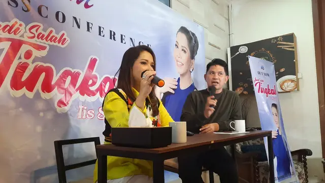 Iis Sugianto dalam konferensi pers peluncuran single baru "Jadi Salah Tingkah," di Jakarta, Jumat, 30 September 2022.