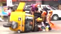 Dipaksa <i>Ngepot</i>, Bajaj dan Penumpangnya Cium Aspal