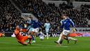 Gol pembuka Everton dilesatkan James Tarkowski pada menit ke-32. Kiernan Dewsbury-Hall kemudian menambah skor pada menit ke-60. (AFP/Paul Ellis)
