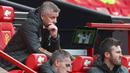 Pelatih Manchester United, Ole Gunnar Solskjaer, tampak lesu usai penyerang Tottenham Hotspur, Son Heung-min membobol gawang anak asuhnya pada laga Liga Inggris di Stadion Old Trafford, Minggu (4/10/2020). Tottenham menang dengan skor 6-1. (Carl Recine/Pool via AP)