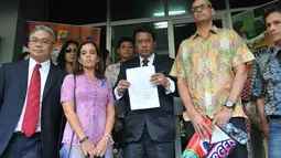Dalam keterangannya yang disampaikan usai melapor ke SPK, Hotman melaporkan orangtua siswa tersebut dengan tuduhan fitnah dan pencemaran nama baik (Liputan6.com/ Johan Tallo)  