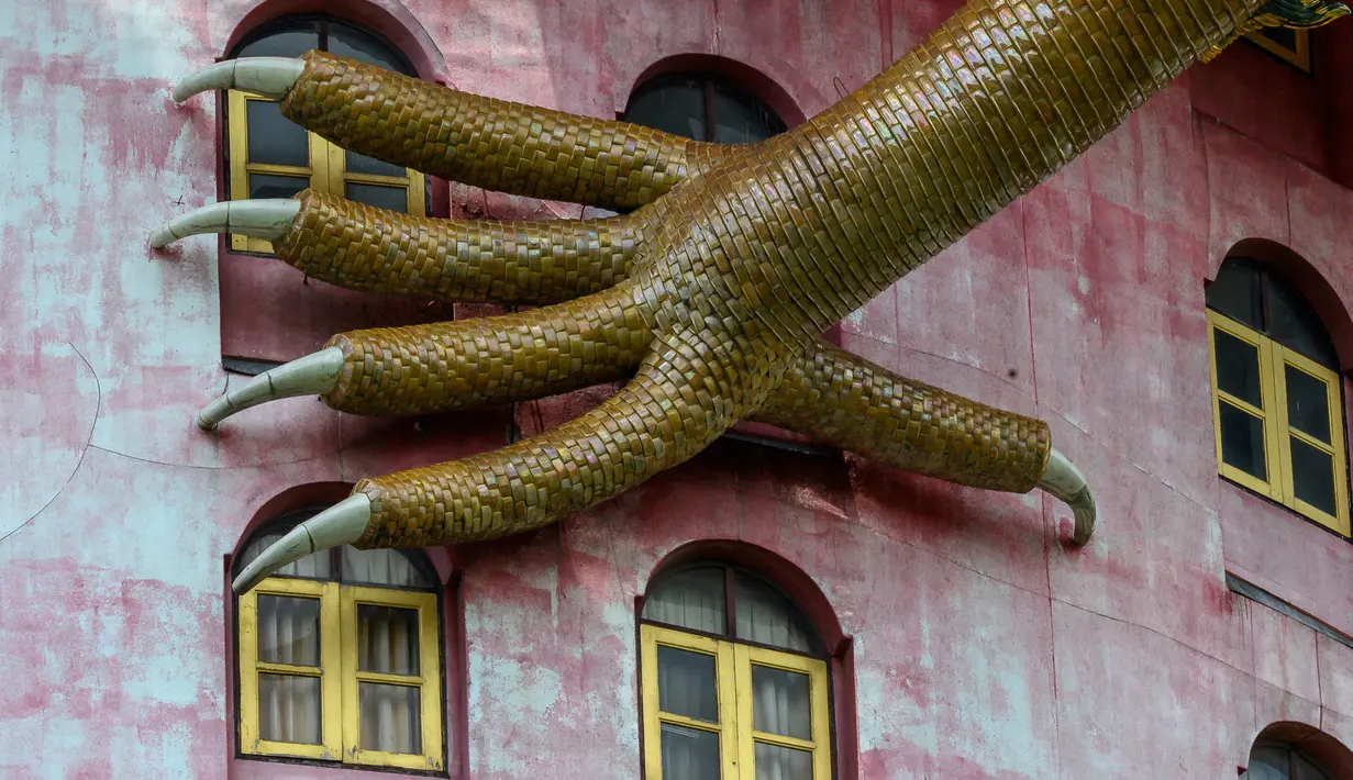 Kaki naga di dinding kuil Buddha Wat Samphran (Kuil Naga) di Nakhon Pathom, sekitar 40 km sebelah barat Bangkok pada 11 September 2020. Kuil dengan ketinggian 80 meter dan 17 lantai itu berwujud sebuah menara berwarna merah muda yang dililit oleh naga hijau bersisik. (Photo by Mladen ANTONOV / AFP)