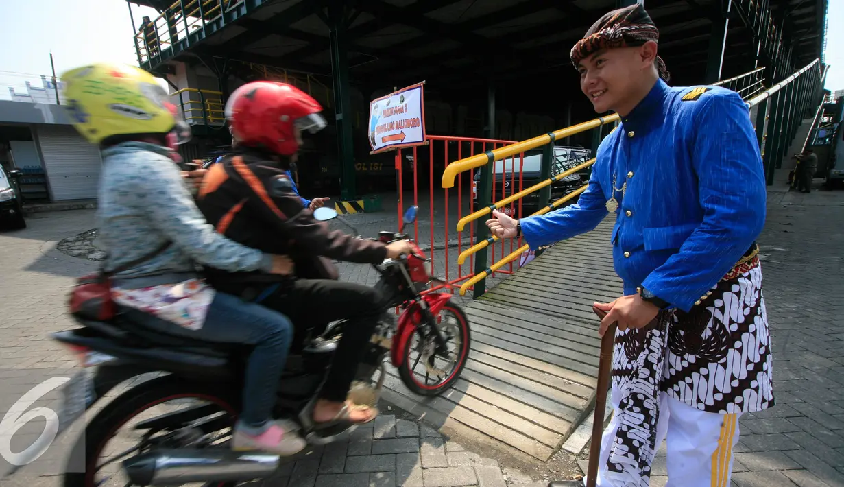 Petugas dari UPT Malioboro mengatur motor di taman parkir Abu Bakar Ali Yogyakarta, (5/4). Terhitung sejak 4 April, kawasan Malioboro bebas dari parkir yang direlokasi ke Taman Parkir Abu Bakar Ali. (Liputan6.com/Boy Harjanto)