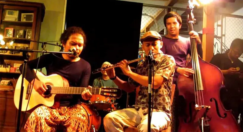 Payung Teduh sangat senang tampil di Bali karena ramai penonton dan semua hafal lagu mereka.