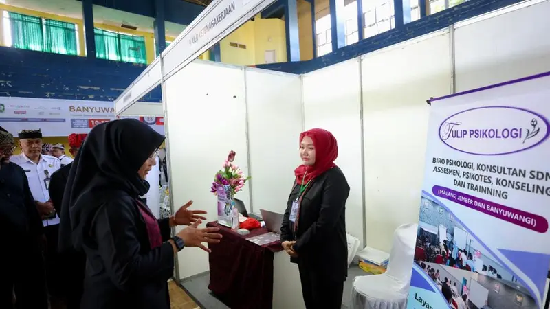 Bupati Banyuwangi Ipuk Fiestiandani tinjau pelaksanaan job fair yang membuka ribuan lowongan pekerjaan di Banyuwangi. (Istimewa)