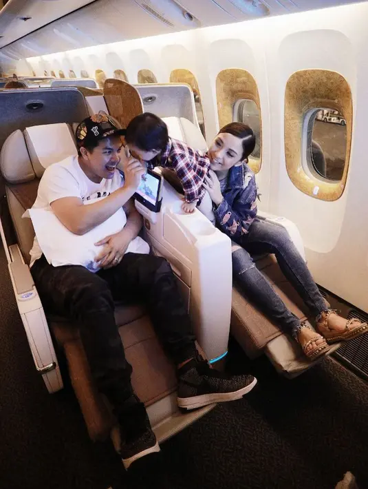 Terlihat dari akun Instagramnya menunjukan bahwa ini adalah penerbangan pertama Natusha untuk waktu yang cukup panjang. Namun sang ibu mengakatakan Natusha sangat senang selama perjalanannya di udara. (Instagram/Chelseaolivia)