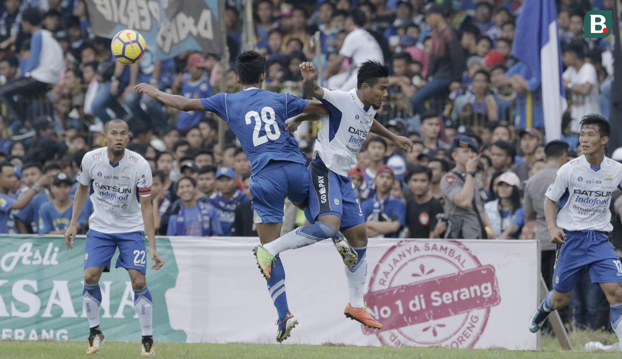 Bek Persib Bandung Wildansyah duel udara dengan pemain Perserang, Suwandi, pada laga persahabatan di Stadion Maulana Yusuf, Banten, Kamis (1/3/2018). Persib menang 6-0 atas Perserang. (Bola.com/M Iqbal Ichsan)