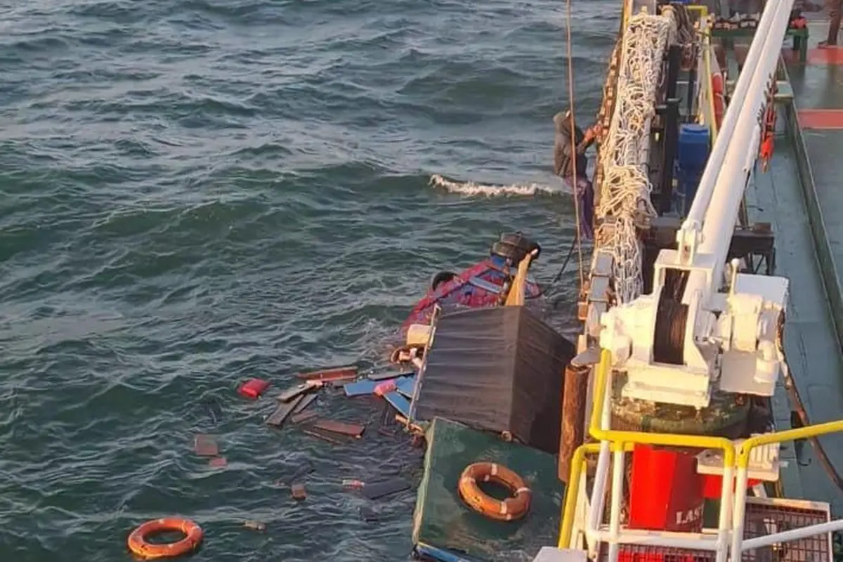 Kapal MT Kakap yang merupakan kapal milik PT Pertamina International Shipping (PIS) menyelamatkan nelayan yang mengalami kebocoran lambung kapal.