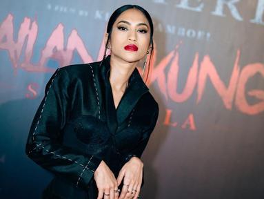 Hadir di gala premiere film Jailangkung Sandekala, Taskya Namya tampil berkarisma dengan busana serba hitam. Menyempurnakan penampilannya, kekasih Ari Irham ini memakai makeup bold dengan lipstik merah terang. Gaya rambutnya ia lebih memilih untuk mengikatnya ke belakang. (Liputan6.com/IG/@taskyanamya)