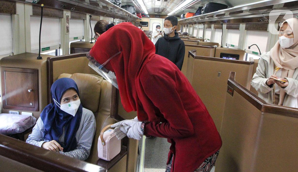 <p>Petugas melayani penumpang kereta api di Stasiun Gambir, Jakarta, Jumat (22/4/2022). Stasiun Gambir per Jumat (22/4/2022) terdapat 33 KA beroperasi, dari jumlah tersebut 7 diantaranya merupakan KA tambahan. (Liputan6.com/Herman Zakharia)</p>