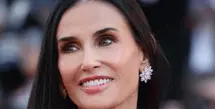 Aktris sekaligus member of the jury Cannes, Demi Moore, menjadi salah satu sorotan utama malam itu. Ia tampil glamor mengenakan kalung Haute Joaillerie dari emas putih etis 18 karat dengan heart-shaped diamond total lebih dari 226 karat. Penampilannya semakin dramatis dengan anting pear-shaped diamond dan beberapa cincin berlian besar yang menghiasi kedua tangannya.