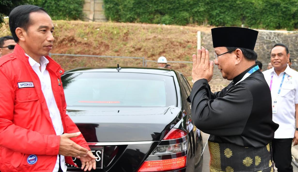 Ketua Umum Pengurus Besar Ikatan Pencak Silat Indonesia (IPSI) Prabowo Subianto (kanan) memberi hormat kepada Presiden Joko Widodo (kiri) saat akan menyaksikan pencak silat Asian Games 2018 di Jakarta, Rabu (29/8). (Liputan6.com/HO/Biro Pers Setpres)