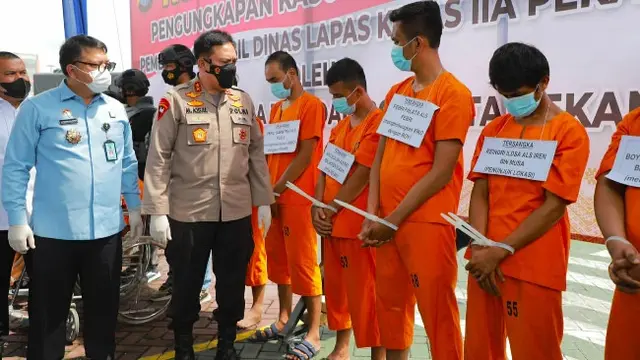 Kepala Polda Riau Irjen M Iqbal berbincang dengan eksekutor pembakar mobil pegawai Lapas Pekanbaru.