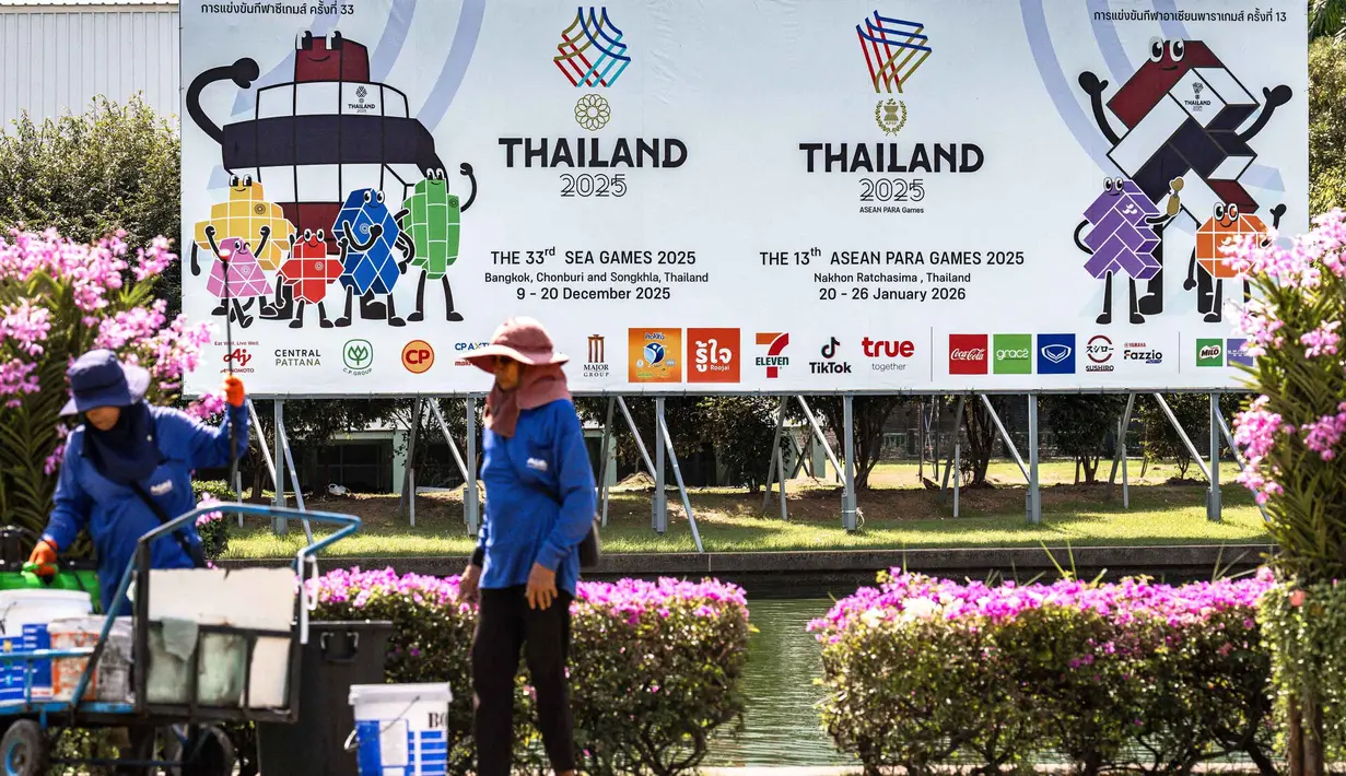 Aktivitas pekerja kebun di dekat papan reklame SEA Games 2025 di luar Stadion Nasional Rajamangala, Bangkok, Thailand pada Jumat 28 November 2025. Thailand berhias menyambut perhelatan olahraga terbesar se-Asia Tenggara (SEA Games) 2025. (Chanakarn Laosarakham/AFP)