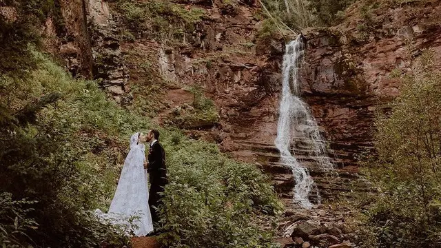 Lily Collins Resmi Menikah dengan Charlie McDowell