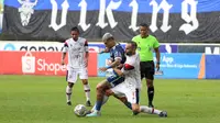 Pemain Persib Bandung, Ciro Alves (tengah) berebut bola dengan pemain Arema FC, Sergio Domingos Reis Silva pada pertandingan pekan ke-26 BRI Liga 1 2022/2023 yang berlangsung di Stadion Pakansari, Bogor, Kamis (23/2/2023). (Bola.com/Ikhwan Yanuar)