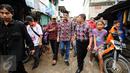 Cawagub petahana, Djarot Syaiful Hidayat (tengah) berjalan menyusuri salah satu gang saat sosialisasi di kawasan Pademangan VIII, Jakarta, Kamis (23/3). Selain sosialisasi, Djarot juga menyerap keluhan warga sekitar. (Liputan6.com/Helmi Fithriansyah)  