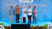 Kementerian Kelautan dan Perikanan (KKP) menyerahkan dua kapal ikan barang milik negara yang berasal dari barang rampasan kepada kelompok usaha bersama (KUB) nelayan Banyuwangi. (Foto: Istimewa)