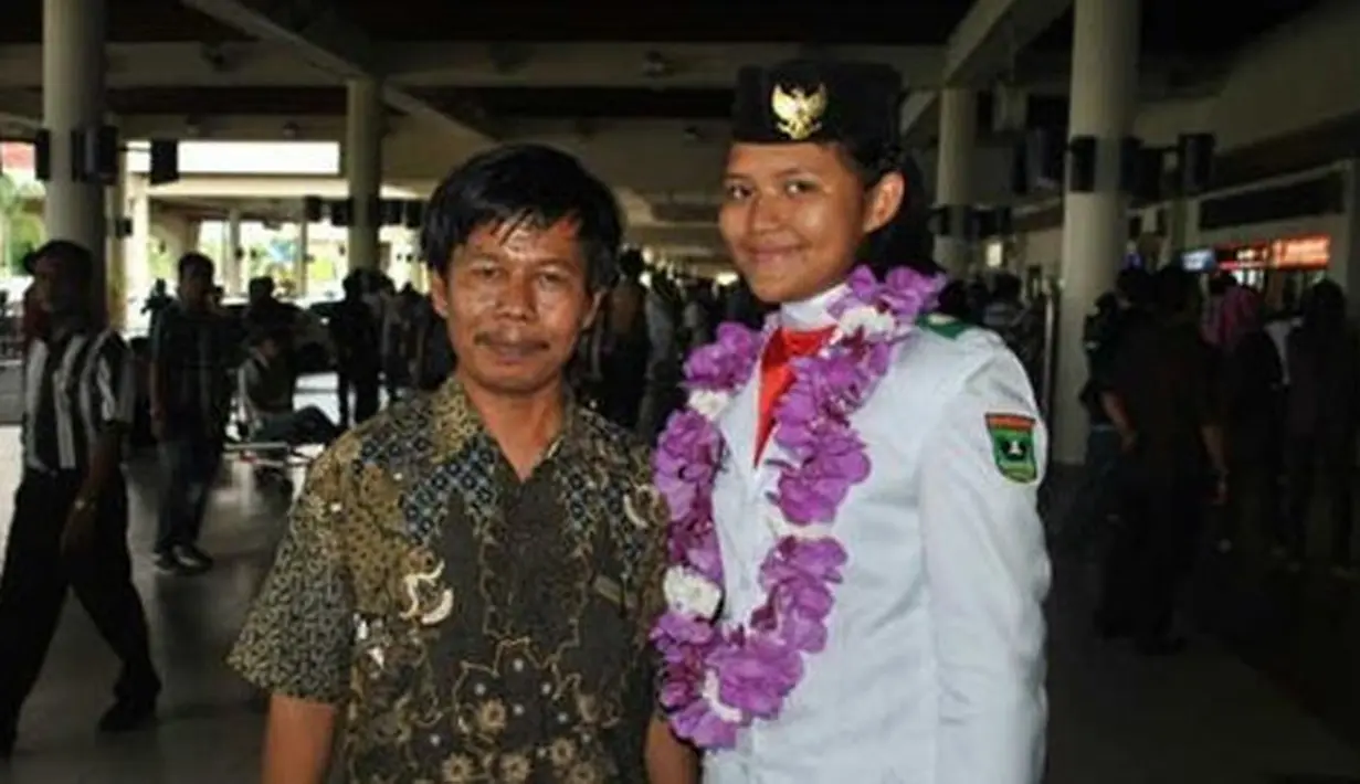 Sedangkan acara penurunan bendera, yang membawa baki adalah Retno Adhilia Putri. Retno merupakan siswi SMAN 4 Padang. (dok. Merdeka.com/©2016 twitter.com)