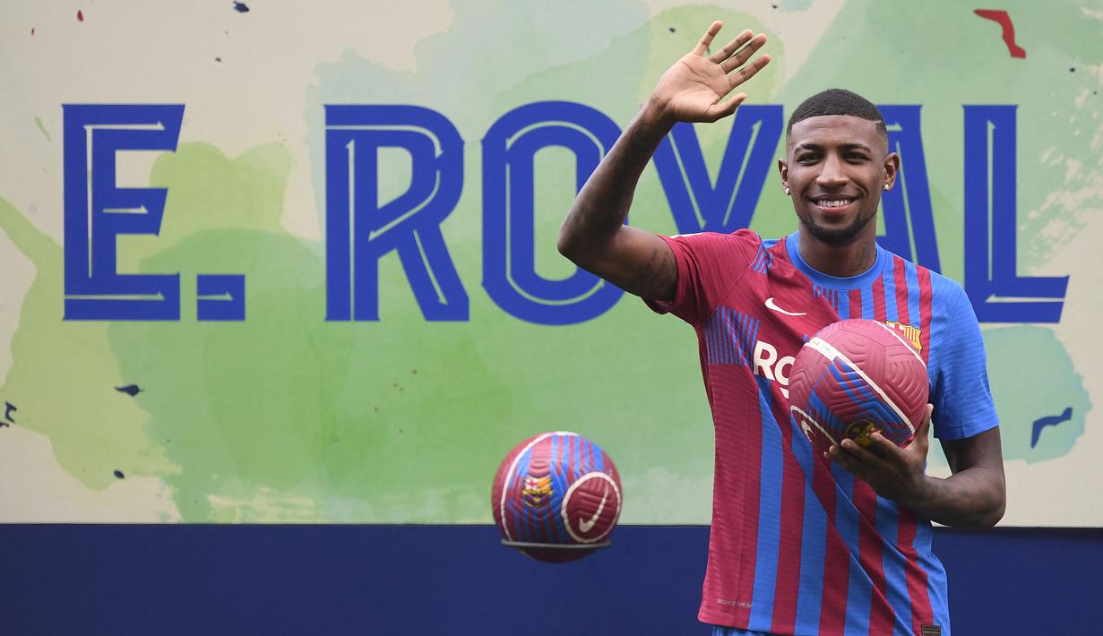 Bek kanan asal Brasil, Emerson Royal resmi dijual Barcelona ke Tottenham pada hari penutupan jendela transfer musim panas 2021 ini senilai 25 juta euro. Uniknya, Emerson yang baru saja dibeli Barca Juni 2021 harus dilego karena masalah finansial klub. (Foto: AFP/Josep Lago)