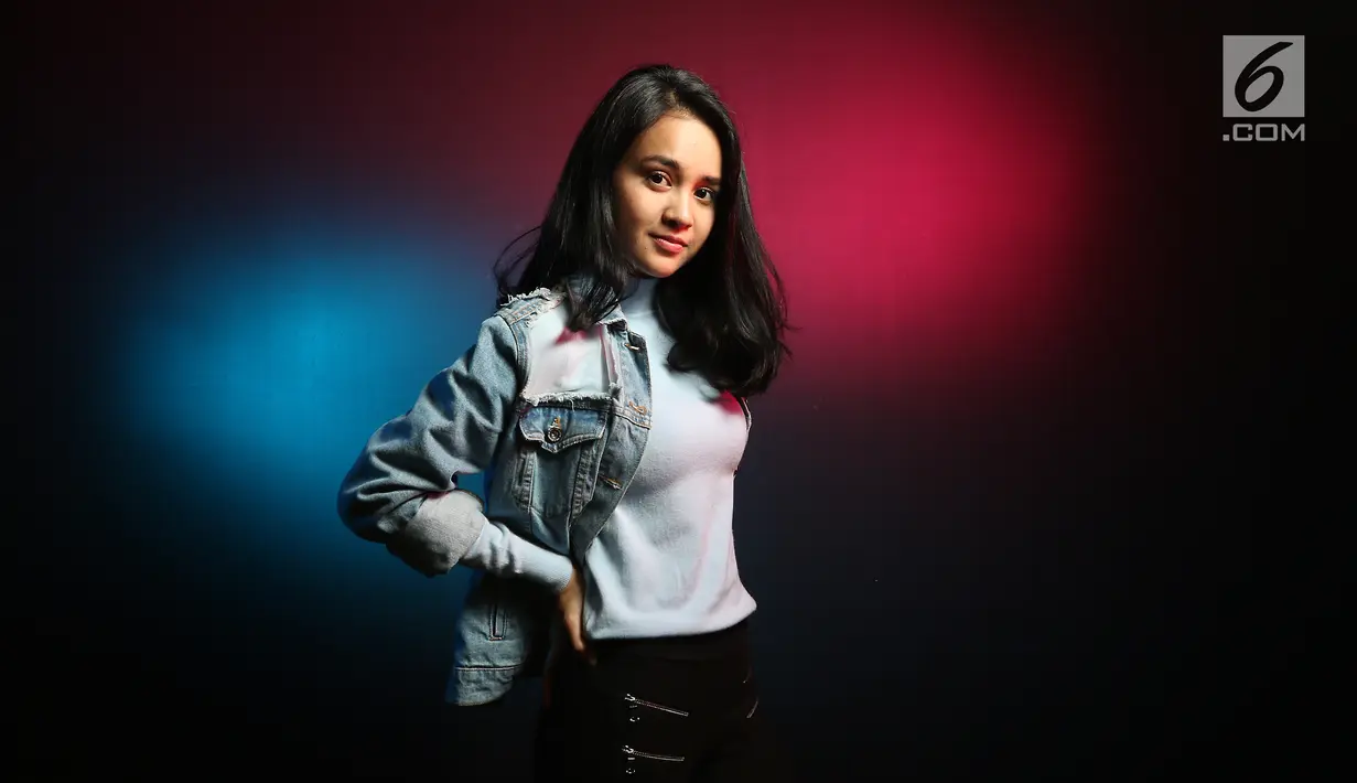 Aktris Michelle Ziudith bergaya saat sesi foto di kantor Liputan6.com, SCTV Tower, Jakarta, Selasa (22/8). Film ini mengisahkan mengenai seorang perempuan bernama Alana yang sedang mencari cinta sejatinya. (Jefri Nichol) (Liputan6.com/Fatkhur Rozaq)