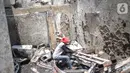 Wara mengais sisa-sisa kebakaran yang melanda permukiman di Jalan Setia, RT 12/02, Bidara Cina, Jatinegara, Jakarta, Selasa (22/10/2019). Kebakaran pada Senin (21/10) sore itu diduga berasal dari hubungan arus pendek listrik hingga menyebabkan hangusnya 51 rumah. (Liputan6.com/Faizal Fanani)