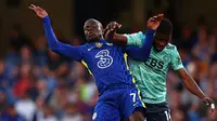 N'Golo Kante selalu sibuk mengitari lapangan, seperti yang biasa dilakukan di laga-laga lainnya. Di laga ini, ia mengantongi kartu kuning usai membuat tekel keras ke pemain lawan. Kante ditarik keluar pada menit k-72 digantikan Ruben Loftus-Cheek. (AFP/Glyn Kirk)