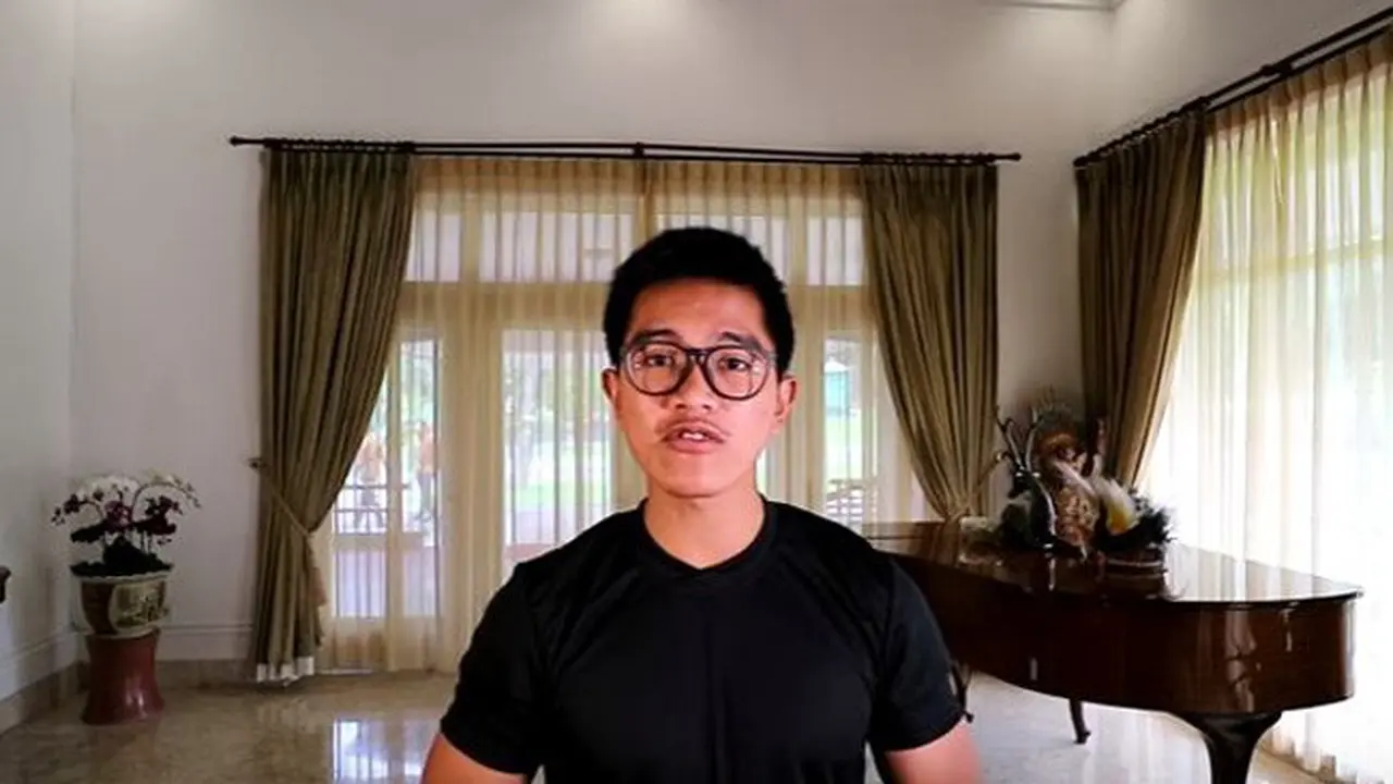 Gaya Kompak Monokrom Kaesang dan Jokowi Saat Adu Panah