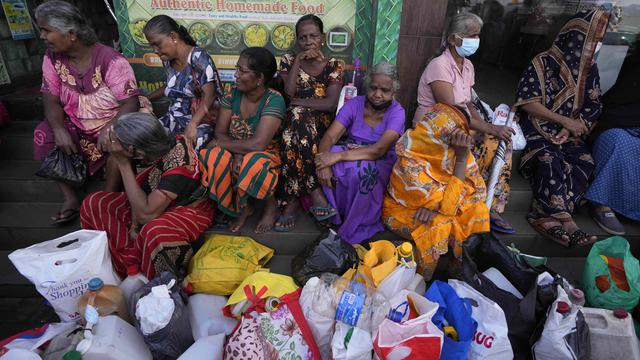 Warga Sri Lanka Dipaksa Antre Panjang Membeli Kebutuhan Pokok yang Langka